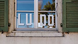 Fenster mit der Aufschrift "LUDO"